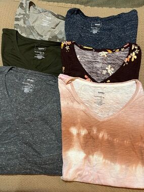 8 Women’s Sonoma V-Neck Tees—Size XL